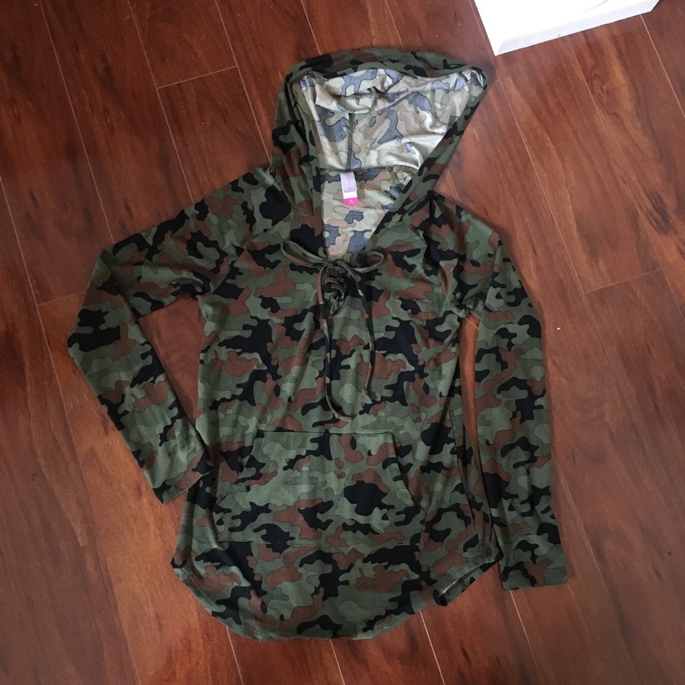 Green Camouflage Long Sleeve Hoodie NWT Size Medium